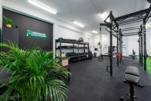 Kameralne studio treningowe czy siłownia sieciowa – co wybrać?