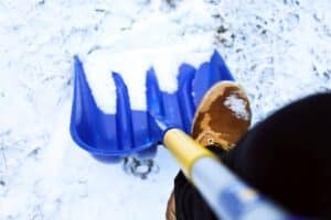 Nie każdy dach można odśnieżać tak samo. Co wpływa na wybór odpowiedniej metody?