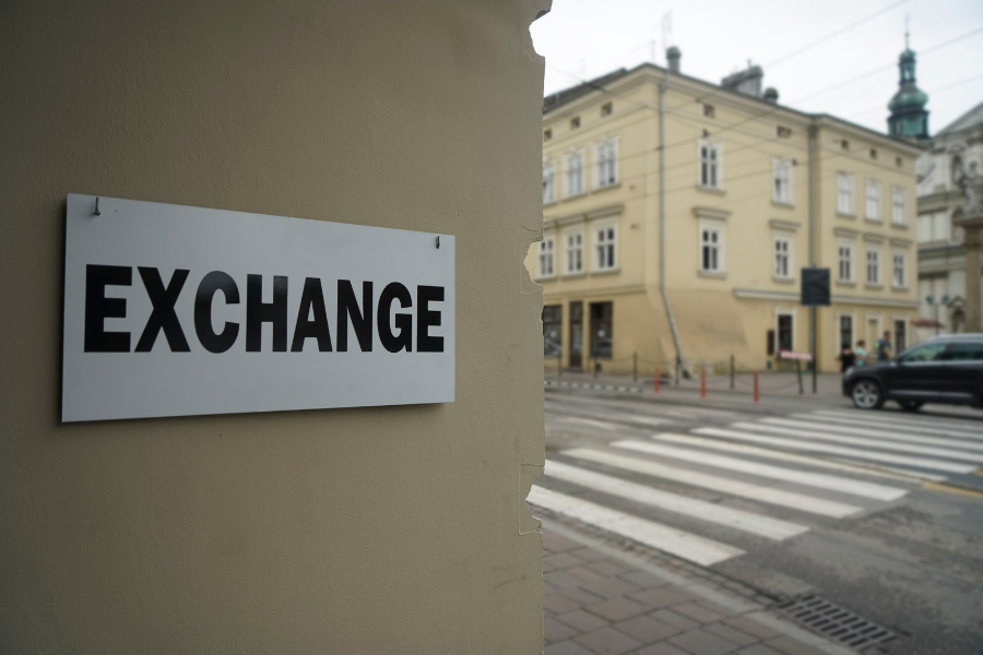 Kantor wymiany walut przy ulicy niedaleko dworca w centrum Krakowa