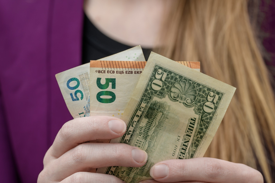 Banknoty 50 euro i 50 dolarów przed wymianą na złotówki w krakowskim kantorze